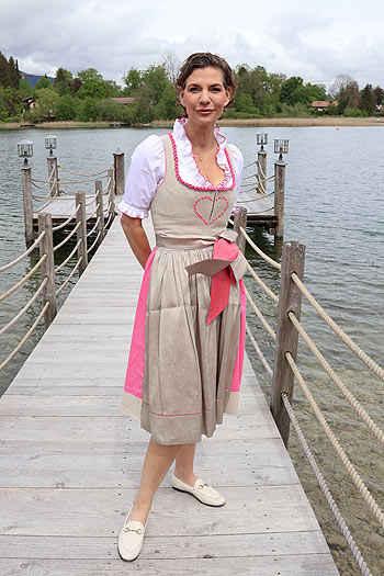 Galeristin Sarah Kronsbein (re.) beim "Ladies Brunch" an den Tegernsee am 7. Mai 2024 (©Foto: Martin Schmitz)